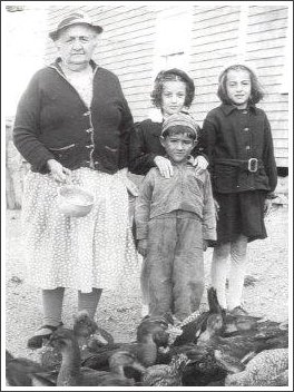 Carl & Lucille (Toc) & Elizabeth Samson (Catou) with grandmother Marie Bonin à Thomas Boudreau (Toc)